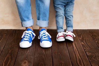 Adam ve çocuk evde. Baba ve oğul birlikte eğleniyor. Aile tatil kavramı. Mutlu babalar günü