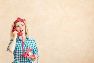 Kadın telefonla konuşuyor. Bayan gün. 8 Mart. Bahar tatil kavramı 