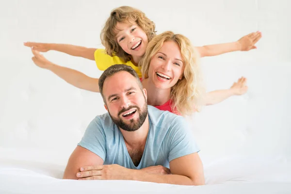 Familia Feliz Casa Padre Madre Hijo Divirtiéndose Juntos Feliz Día — Foto de Stock