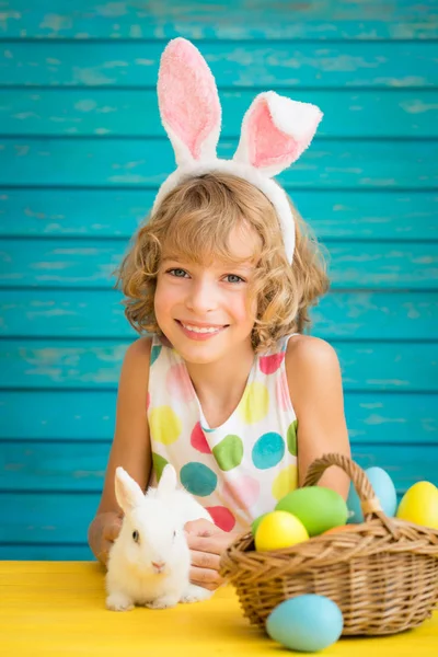 Kind Und Osterhase Kind Spielt Mit Kaninchen Und Eiern Frühjahrsferienkonzept — Stockfoto