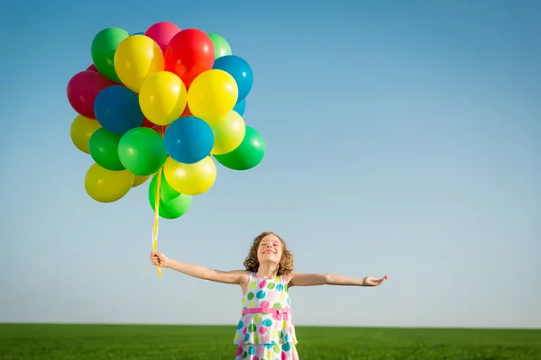 Ευτυχισμένο Παιδί Παίζει Φωτεινά Πολύχρωμα Μπαλόνια Εξωτερική Παιδί Που Διασκεδάζει — Φωτογραφία Αρχείου