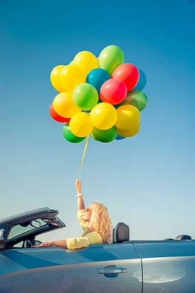 Ευτυχισμένη Γυναίκα Φωτεινά Πολύχρωμα Μπαλόνια Εξωτερική Φόντο Μπλε Του Ουρανού — Φωτογραφία Αρχείου