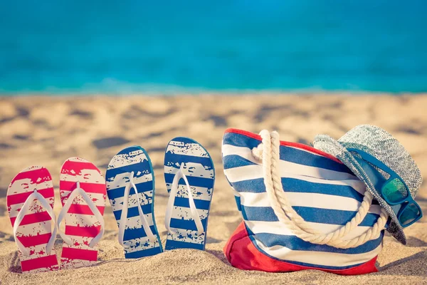 Chinelos Praia Areia Conceito Férias Verão — Fotografia de Stock