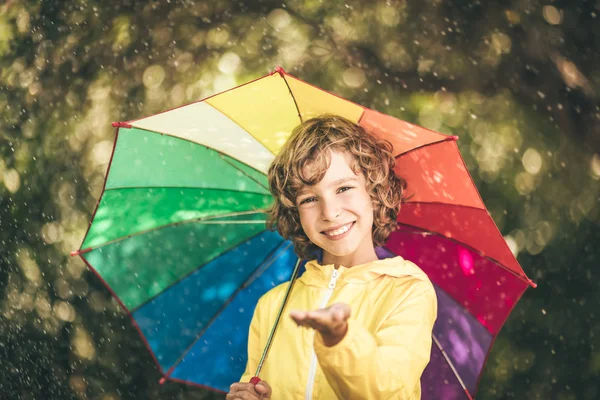 快乐的孩子在雨中玩耍 在春天公园有伞的小女孩有乐趣的户外 — 图库照片