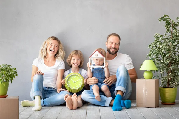 Família Feliz Com Dois Filhos Brincando Uma Nova Casa Pai — Fotografia de Stock