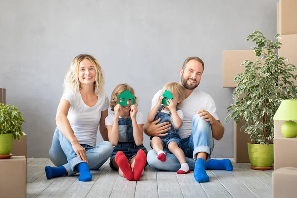 新しい家で遊ぶ 人の子供と幸せな家庭 母と子供で一緒に楽しんで 移動家の日 不動産のコンセプト — ストック写真