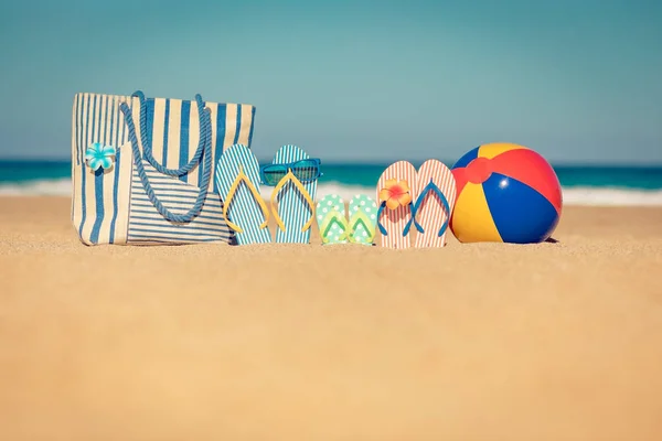 Infradito Spiaggia Sulla Sabbia Concetto Vacanza Estiva — Foto Stock