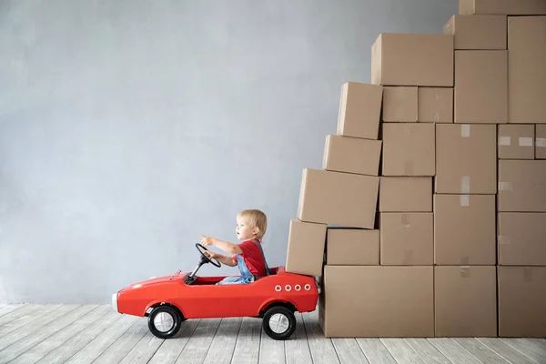 Gelukkig Kind Spelen Nieuwe Huis Kid Rijdende Speelgoedauto Bewegende Dag — Stockfoto