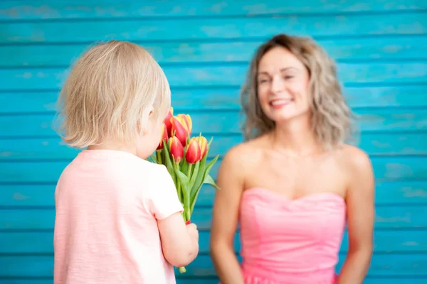 家にいる女性と子供 母と息子は一緒に楽しんでいる 春の家族の休日の概念 母の日 — ストック写真