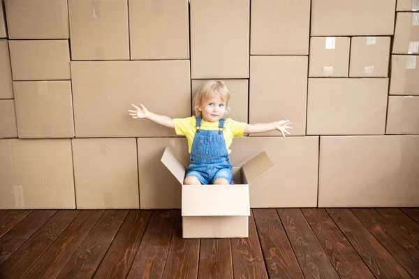 Feliz Niño Jugando Nuevo Hogar Chico Conduciendo Coche Juguete Concepto — Foto de Stock