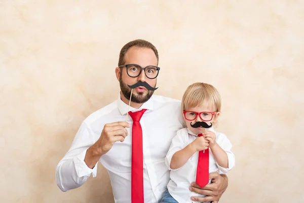 Man Kind Thuis Vader Zoon Plezier Samen Concept Van Familie — Stockfoto