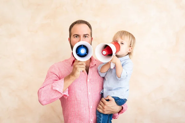 Man Och Barn Hemma Far Och Son Roligt Tillsammans Familjesemester — Stockfoto