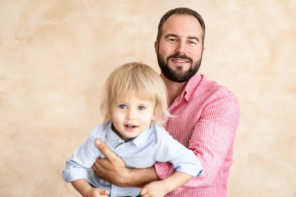 Man Och Barn Hemma Far Och Son Roligt Tillsammans Familjesemester — Stockfoto