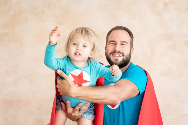 Hombre Niño Súper Héroe Casa Padre Hijo Superhéroes Divirtiéndose Juntos — Foto de Stock