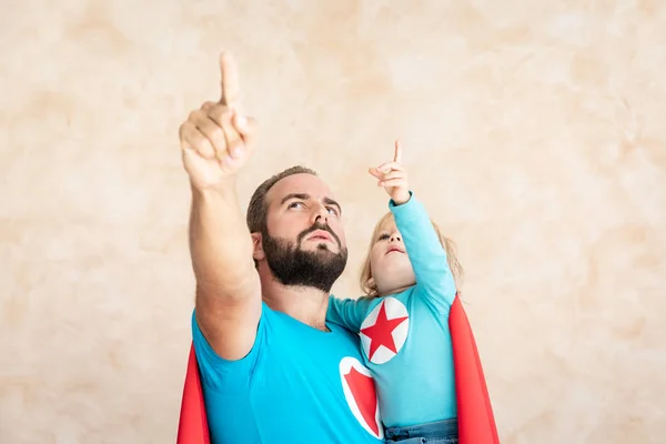 男と子のスーパー ヒーロー自宅 スーパー ヒーロー父と息子で一緒に楽しんで 家族の休日のコンセプトです ハッピー父の日 — ストック写真