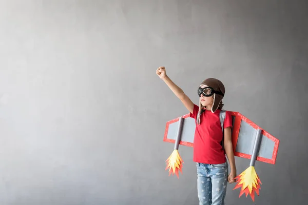 Šťastné Dítě Hraje Hračkou Jetpack Kid Pilot Baví Doma Úspěch — Stock fotografie