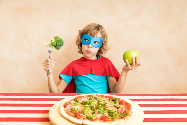 スーパー ヒーローの子のスーパー フードを食べること 幸せな子供の家庭で昼食します 健康的な食事とライフ スタイルのコンセプトです 緑の菜食主義の食糧 — ストック写真