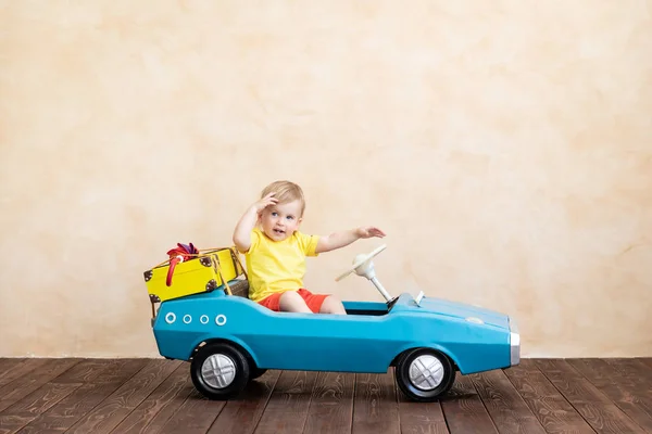 Criança Feliz Montando Brinquedo Carro Vintage Miúdo Engraçado Brincar Casa — Fotografia de Stock