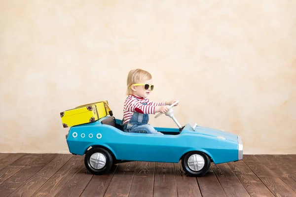 Niño Feliz Montar Juguete Coche Vintage Chico Gracioso Jugando Casa — Foto de Stock