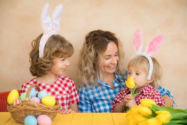 Grappig Kinderen Dragen Paashaas Familie Plezier Thuis Lente Feestdagen Concept — Stockfoto