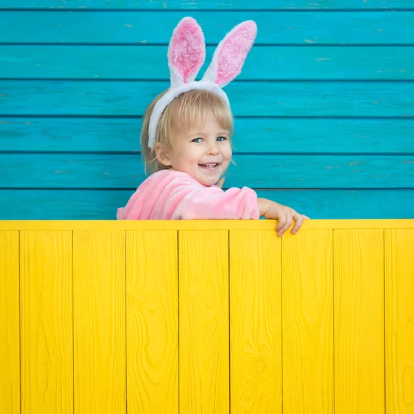 Funny Dítě Nosí Velikonoční Zajíček Dítě Drží Dřevěnou Palubu Nápisu — Stock fotografie