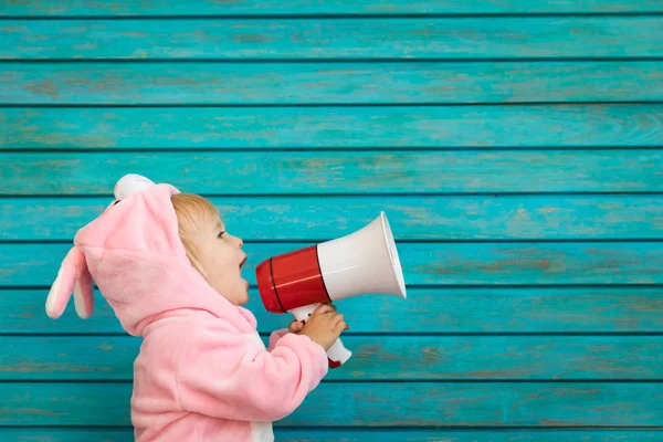 Funny Kid Bär Påskharen Barn Talar Megafon Spring Semester Koncept — Stockfoto