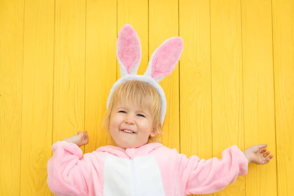 Grappige Jongen Dragen Paashaas Kind Met Plezier Thuis Lente Feestdagen — Stockfoto