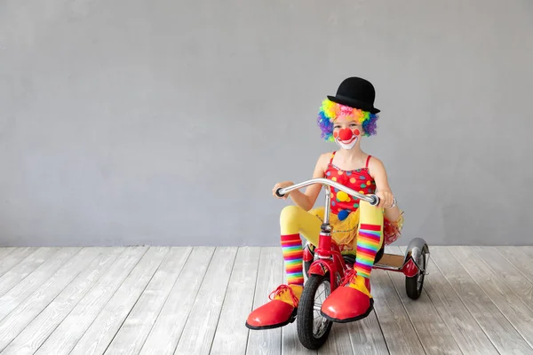 Веселий Клоун Їде Триколісному Велосипеді Щаслива Дитина Грає Вдома Квітня — стокове фото