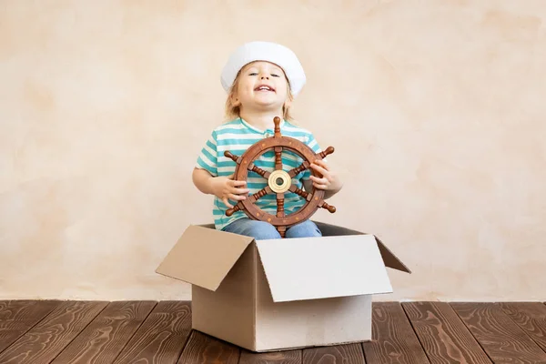 Niño Feliz Finge Ser Marinero Chico Gracioso Jugando Casa Vacaciones — Foto de Stock