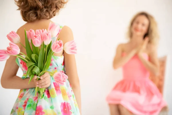 给妇女一束郁金香的孩子 母女俩在一起玩得很开心 春季家庭度假的概念 母亲节 — 图库照片