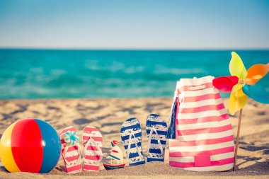 Plaj Flip-flop kum üzerinde. Yaz tatil kavramı