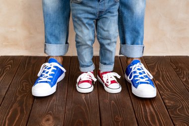 Adam ve çocuk evde. Baba ve oğul birlikte eğleniyor. Aile tatil kavramı. Mutlu babalar günü