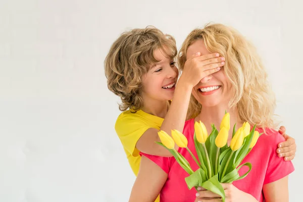 妇女和儿童在家里 母女俩在一起玩得很开心 春季家庭度假的概念 母亲节 — 图库照片