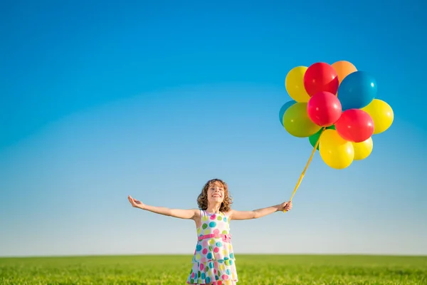 Bambino Felice Che Gioca Con Palloncini Multicolori Luminosi All Aperto — Foto Stock