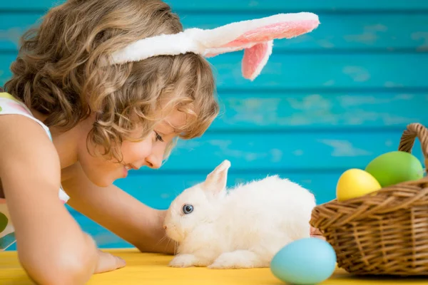 孩子和复活节兔子孩子玩兔子和鸡蛋 春假概念 — 图库照片