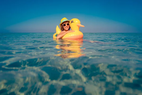 Criança Feliz Divertindo Nas Férias Verão Miúdo Engraçado Nadar Mar — Fotografia de Stock