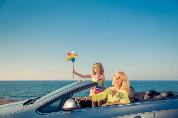 Ευτυχισμένη Οικογένεια Ταξίδια Αυτοκίνητο Άνθρωποι Διασκεδάζουν Στο Μπλε Καμπριολέ Καλοκαιρινές — Φωτογραφία Αρχείου