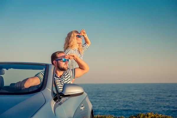 Счастливая Пара Путешествует Машине Люди Веселятся Голубом Кабриолете Летние Каникулы — стоковое фото