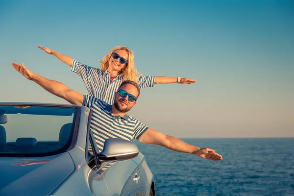 Glückliches Paar Reist Mit Dem Auto Menschen Die Sich Blauen — Stockfoto