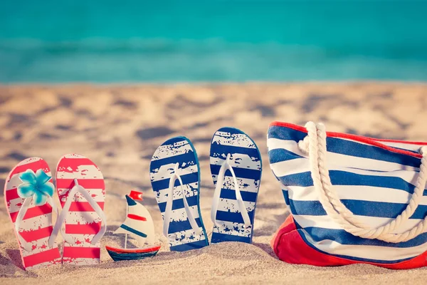 Plaj Flip Flop Kum Üzerinde Yaz Tatil Kavramı — Stok fotoğraf