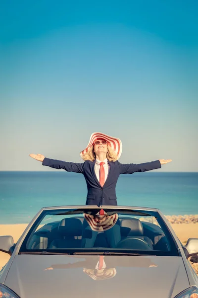ビーチで成功した若手実業家 カブリオレの古典的な車の中で立っている女性 夏の休暇と自由旅行の概念 — ストック写真