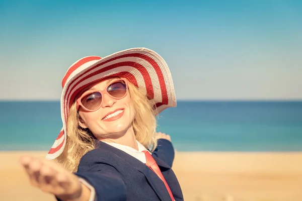 海滩上成功的女商人年轻的妇女反对海和天空背景 暑假与自由旅游理念 — 图库照片