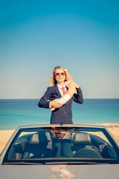 Joven Empresaria Exitosa Playa Mujer Pie Coche Clásico Cabriolet Vacaciones — Foto de Stock