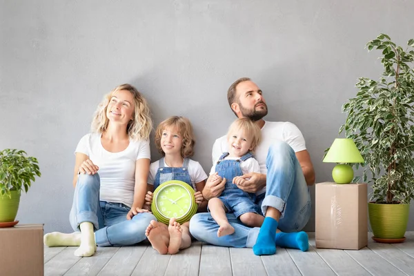 Famille Heureuse Avec Deux Enfants Jouant Dans Une Nouvelle Maison — Photo