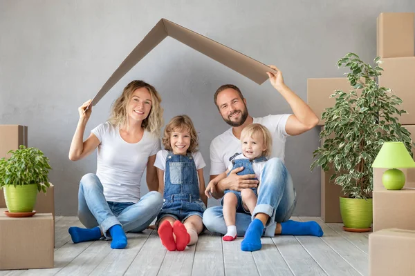 Famille Heureuse Avec Deux Enfants Jouant Dans Une Nouvelle Maison — Photo