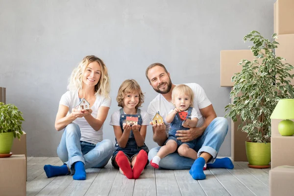 Família Feliz Com Dois Filhos Brincando Uma Nova Casa Pai — Fotografia de Stock