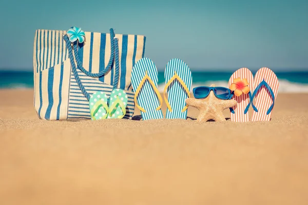 砂の上ビーチ フリップフ ロップ 夏の休暇の概念 — ストック写真
