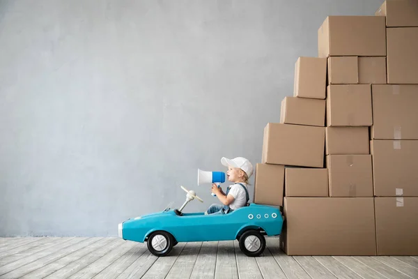 Gelukkig Kind Spelen Nieuwe Huis Kid Rijdende Speelgoedauto Bewegende Dag — Stockfoto