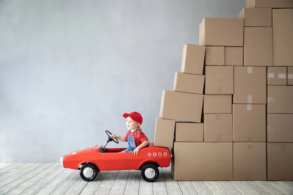 Gelukkig Kind Spelen Nieuwe Huis Kid Rijdende Speelgoedauto Bewegende Dag — Stockfoto