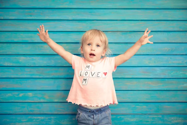 Porträt Eines Lustigen Kindes Glückliches Kind Das Spaß Hause Hat — Stockfoto